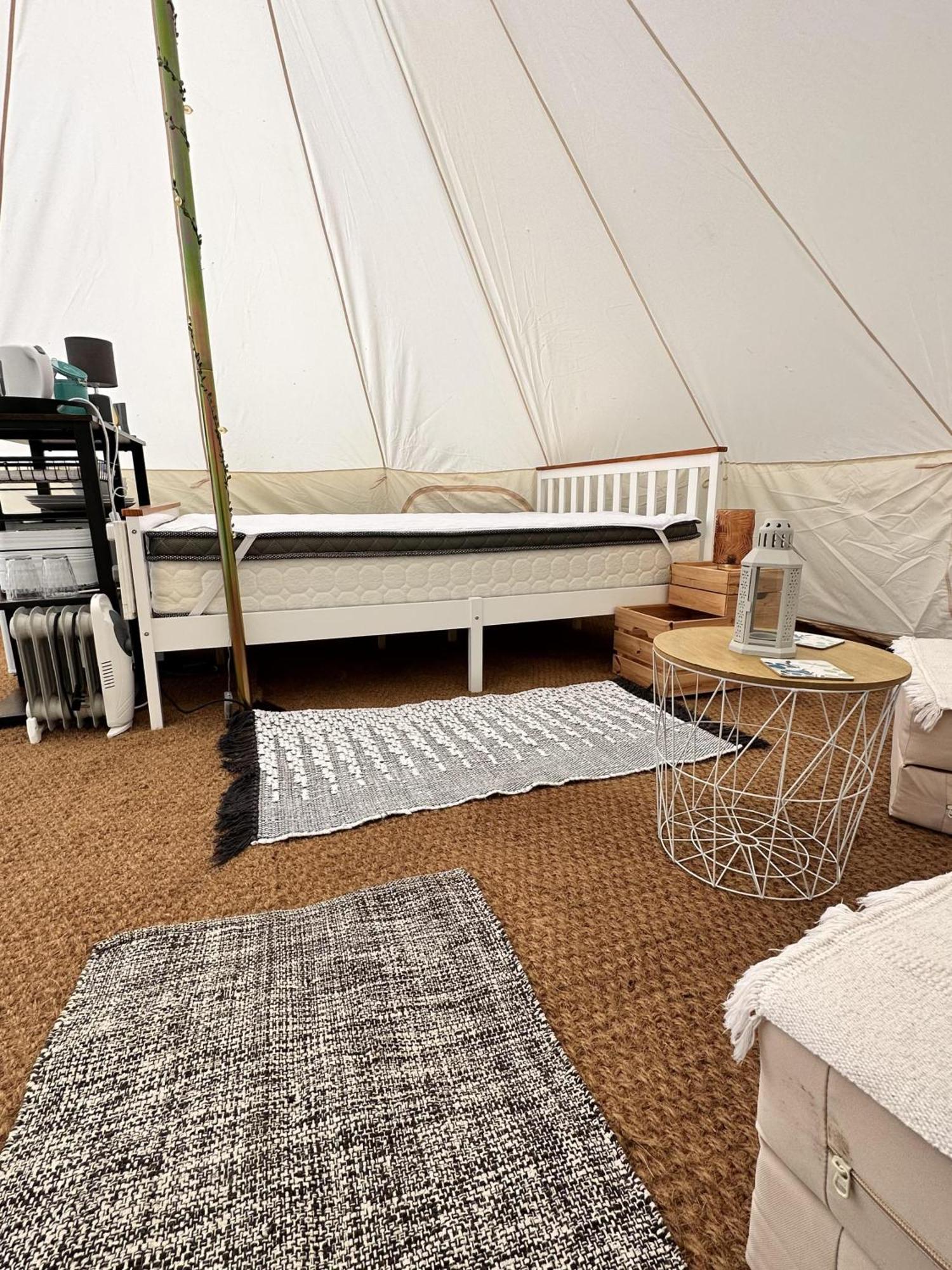Spacious Bell Tent At Herigerbi Park Lincolnshire Villa Grantham Exterior foto