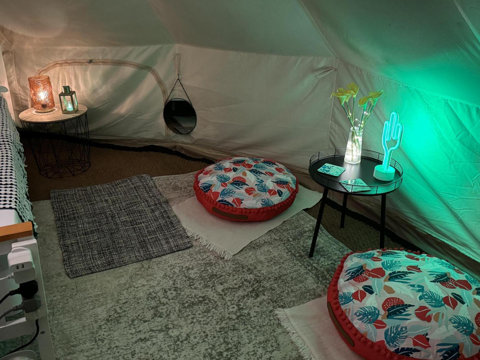 Spacious Bell Tent At Herigerbi Park Lincolnshire Villa Grantham Exterior foto